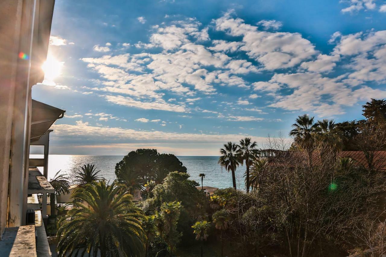 Old Gagra Hotel Bagian luar foto