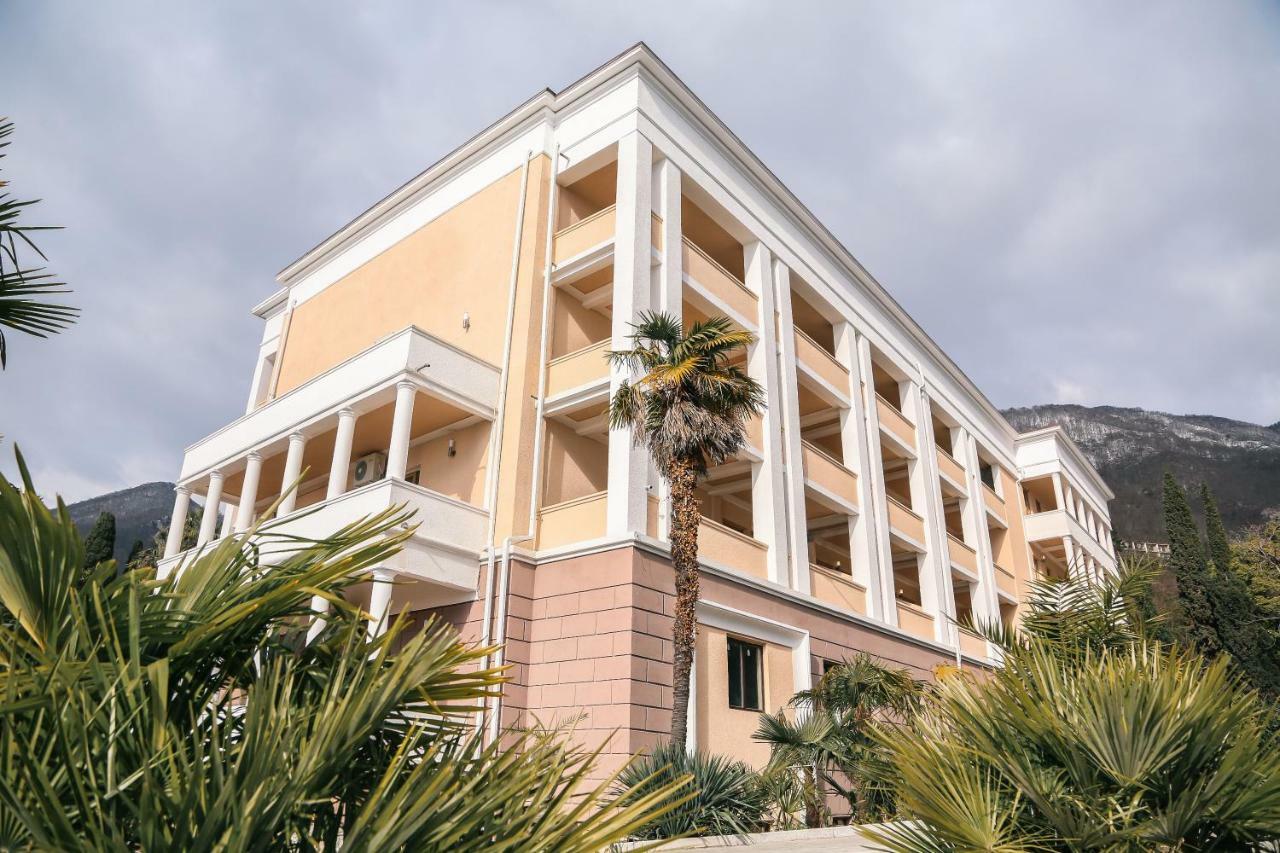 Old Gagra Hotel Bagian luar foto